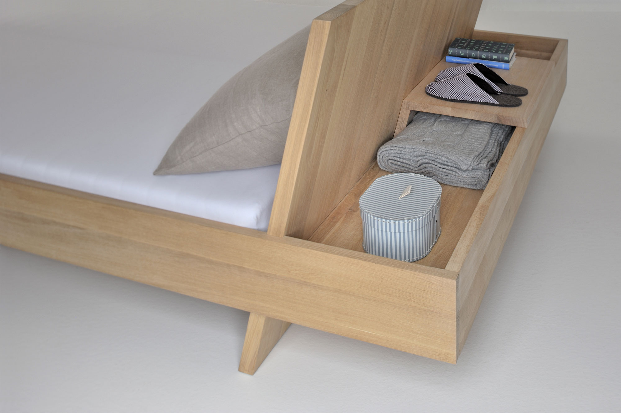 Design Massivholzbett SOMNIA 3057 Maßgefertigt aus Massivholz von vitamin design