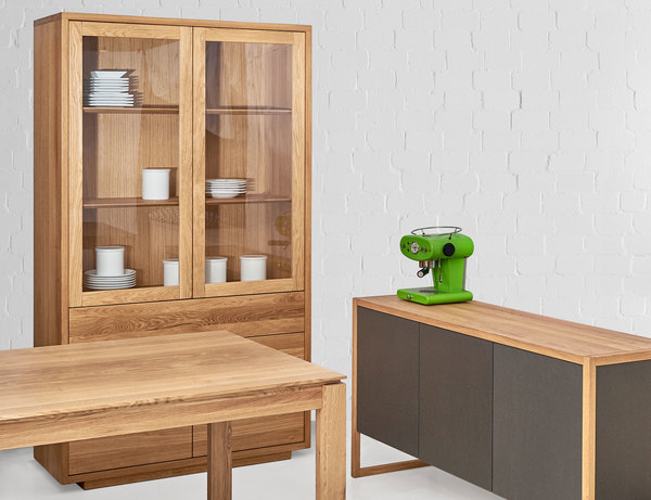 Designer Vitrine Kommode LINEA HOCH Edited Maßgefertigt aus Massivholz von vitamin design