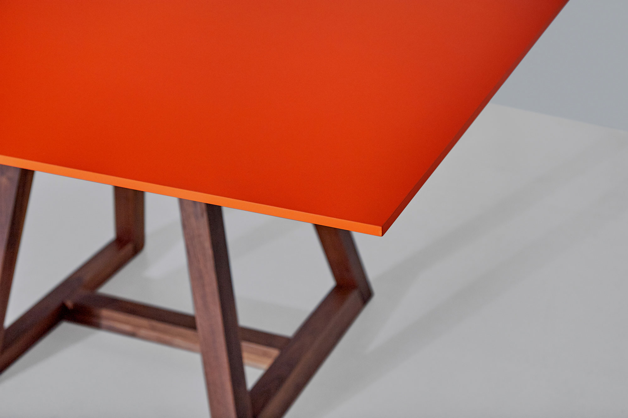 Linoleumstisch MARGO SQUARE LINO Edited Maßgefertigt aus Massivholz von vitamin design