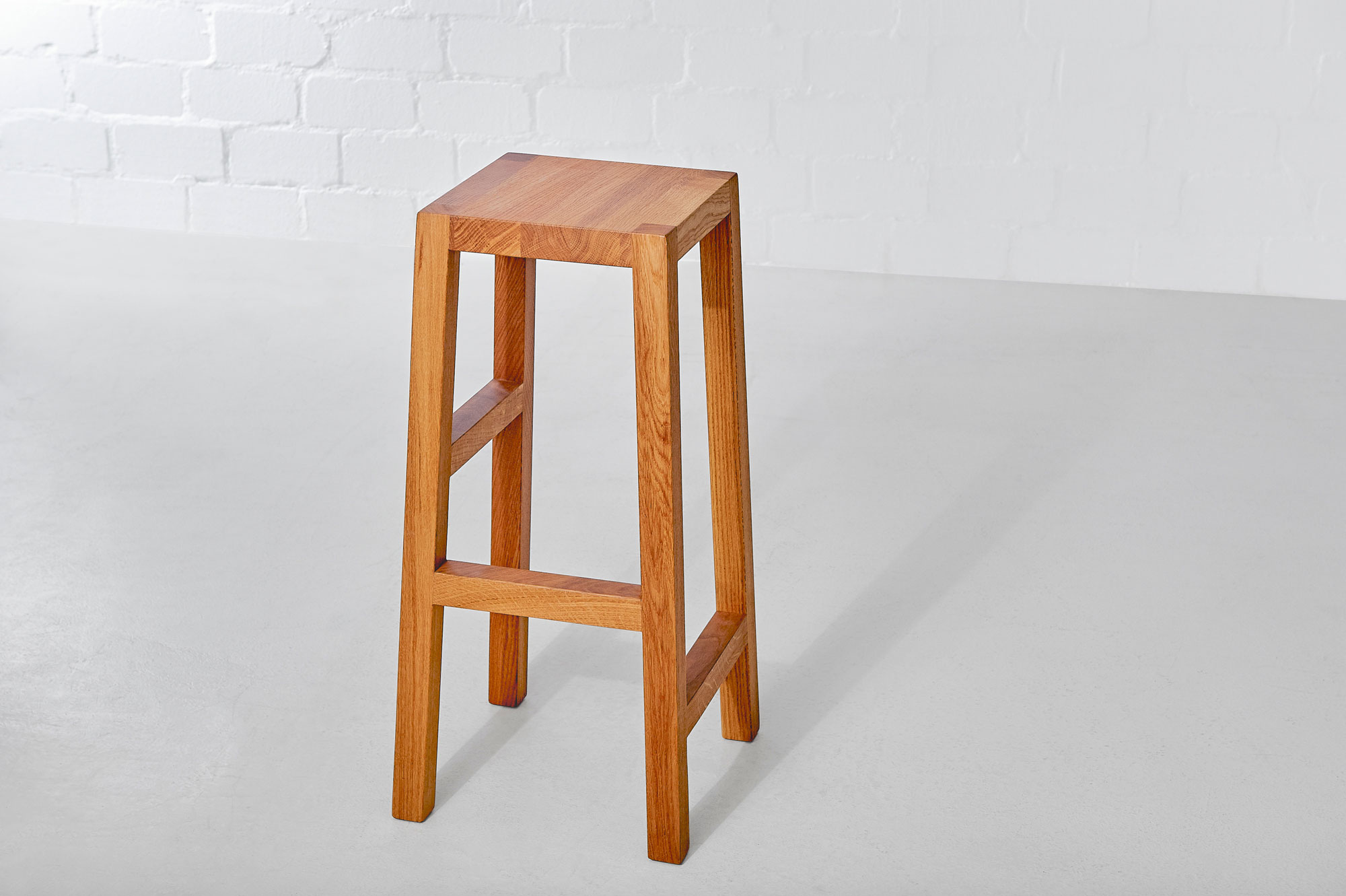 Massivholz Barhocker TANTUM Edited Maßgefertigt aus Massivholz von vitamin design