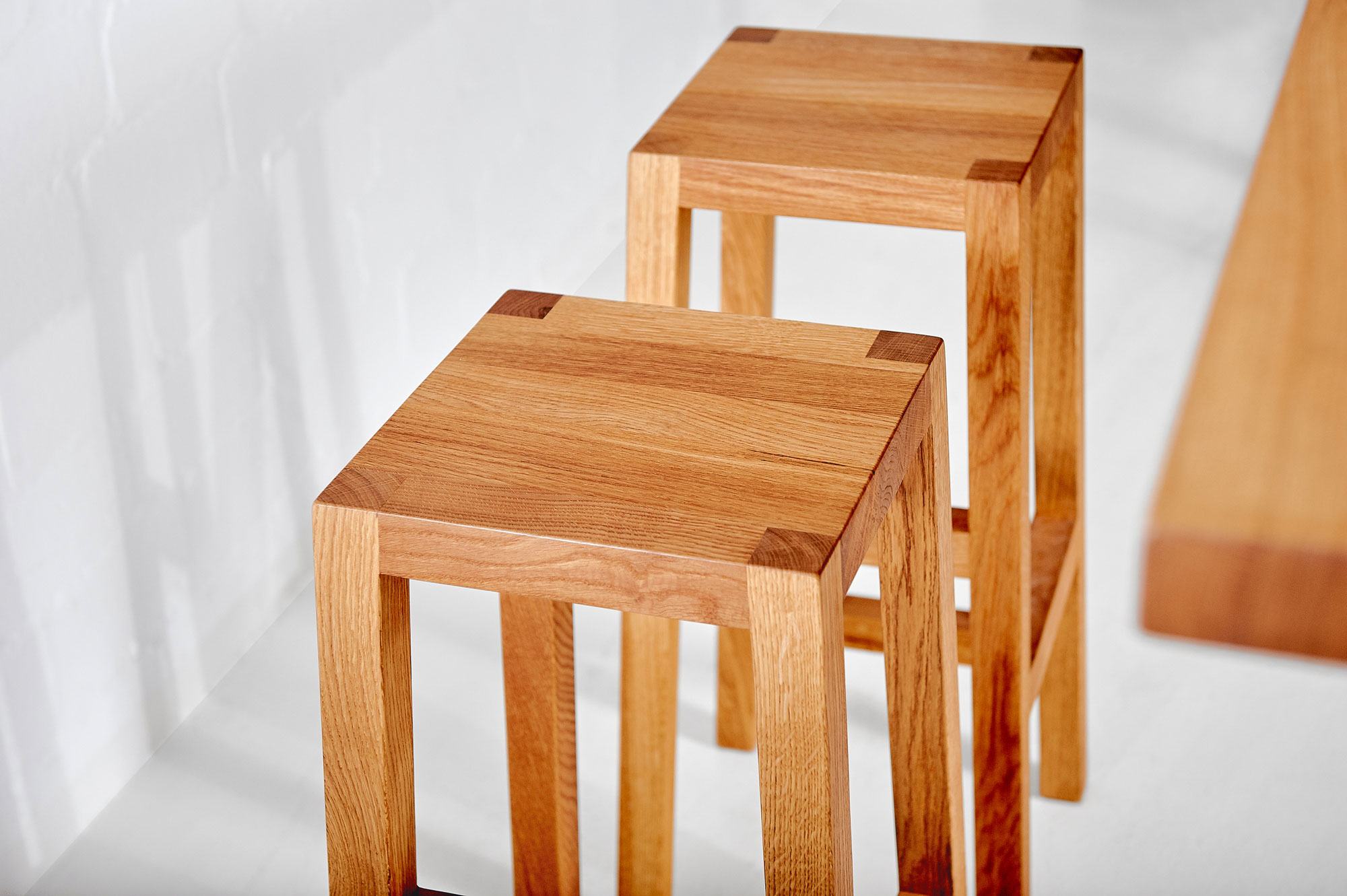 Massivholz Barhocker TANTUM Edited Maßgefertigt aus Massivholz von vitamin design